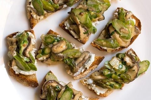 goat cheese and asparagus toasts