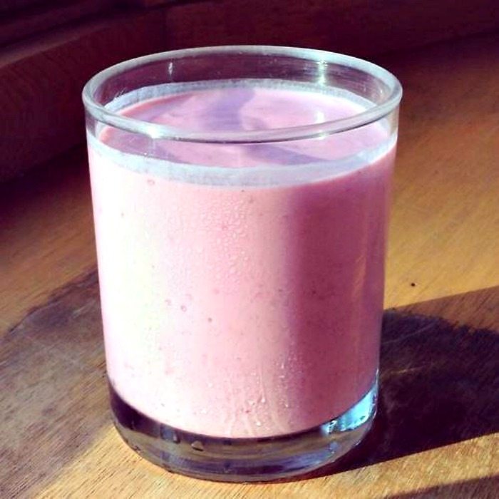 Raspberry Cheesecake Smoothie (via creme de la crumb) 5 fruit smoothies perfect for summer